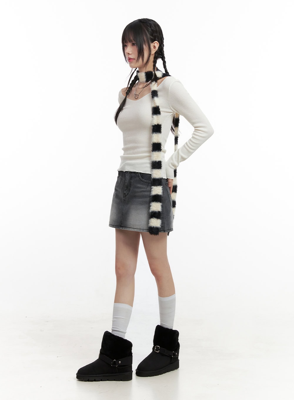 Slim-Fit V-Neck Long Sleeve Top IN427