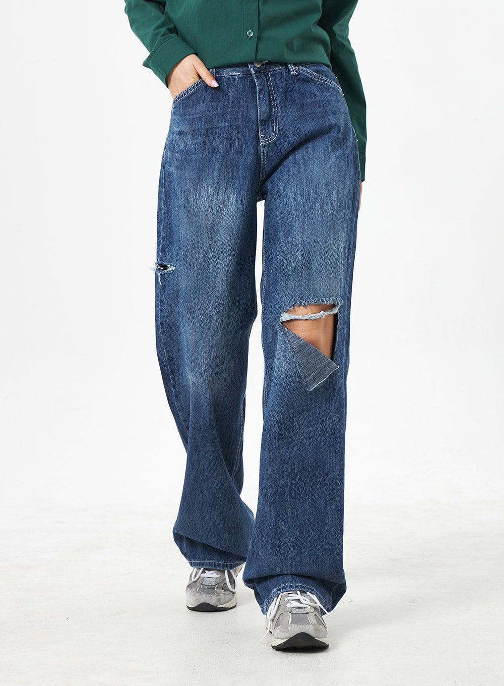 Ripped Knee Mid-Wash Jeans CA305