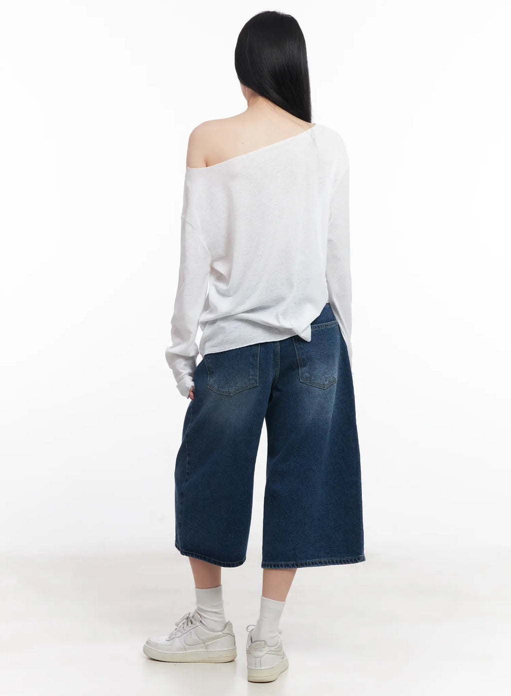 Loose-Fit Long Sleeve Graphic Top CU510