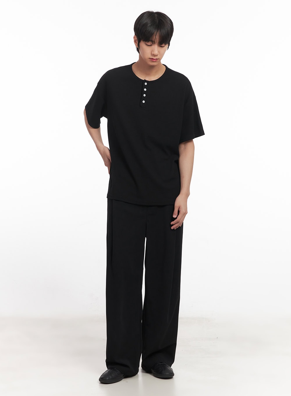 Men's Henley Neck Relaxed-Fit T-Shirt IA510