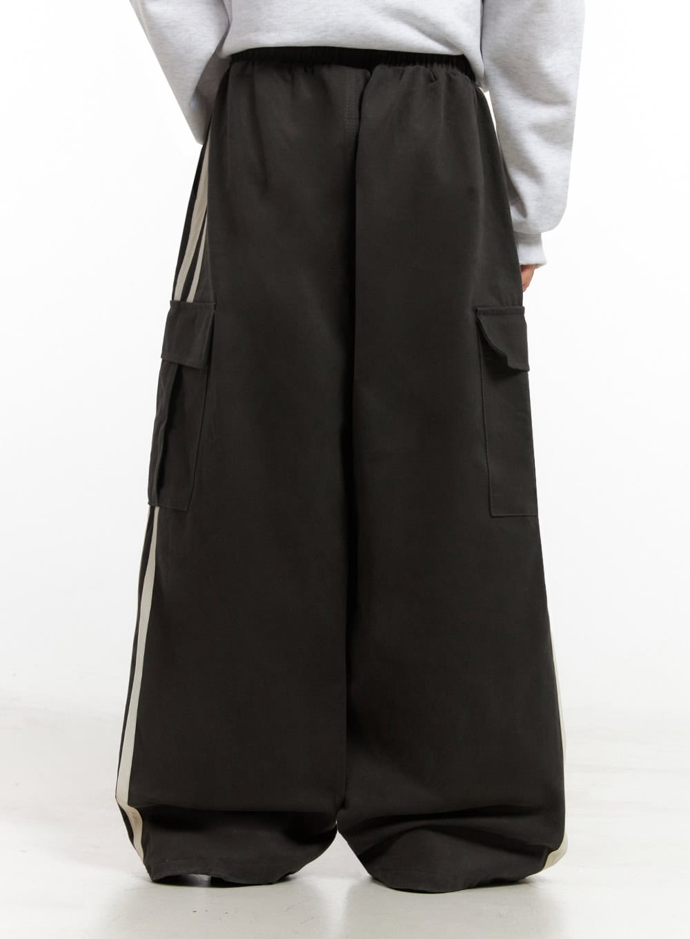 Wide-Fit Cargo Pocket Pants IN427