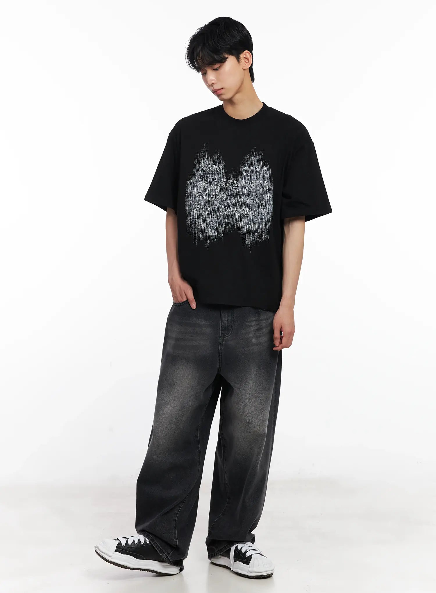 Men's Graphic Relaxed-Fit Tee IU526