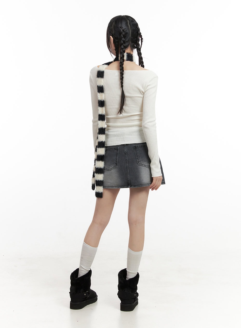 Slim-Fit V-Neck Long Sleeve Top IN427