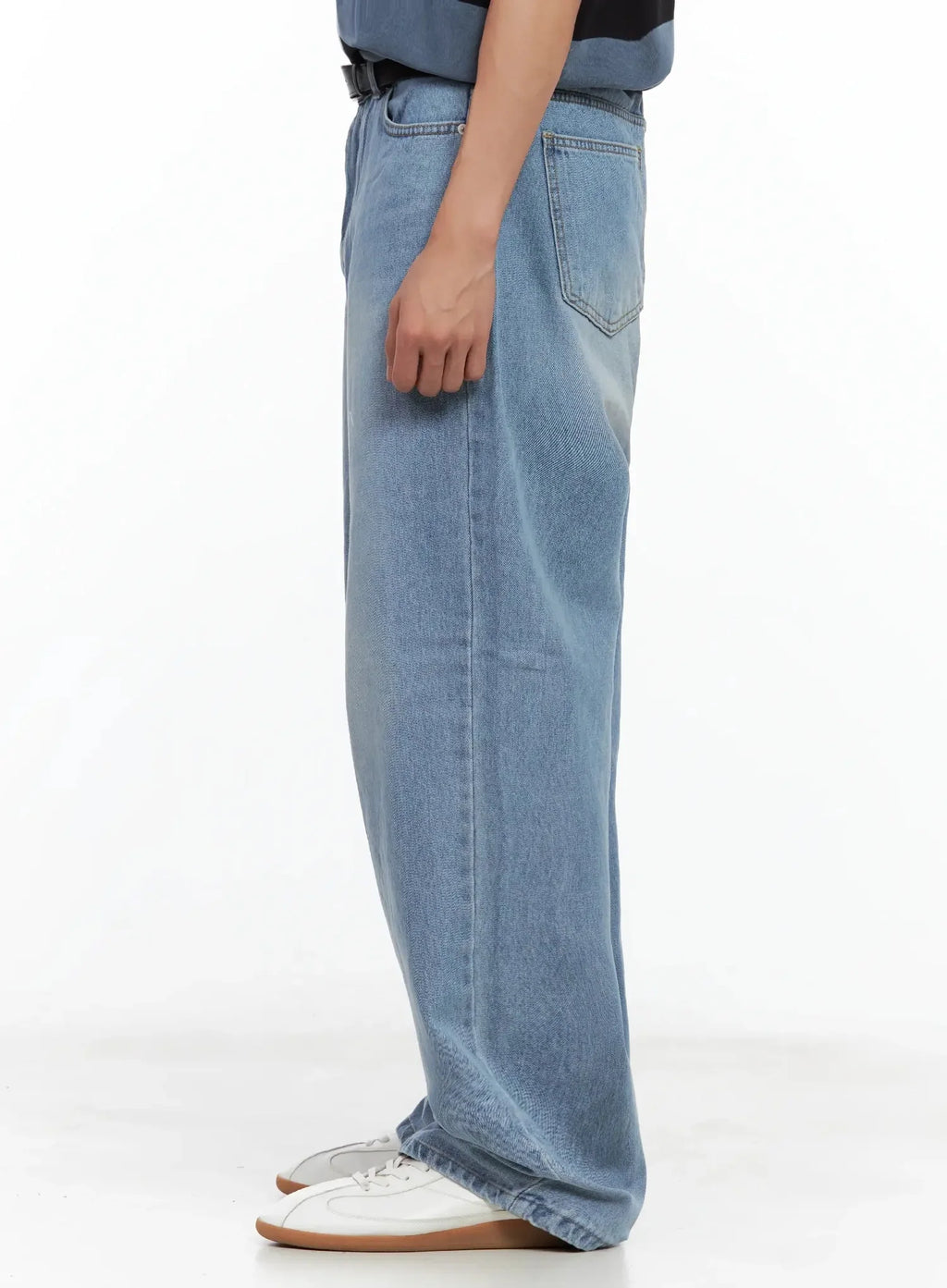 Men's Light-Wash Relaxed Jeans IL516