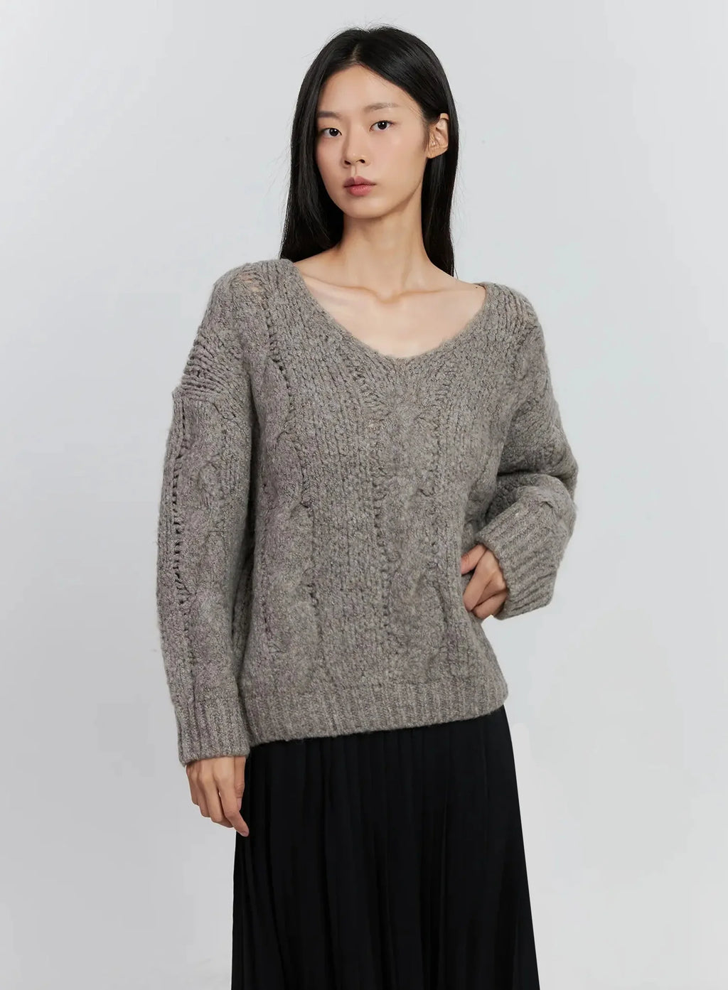 Cable-Knit V-Neck Sweater IS516