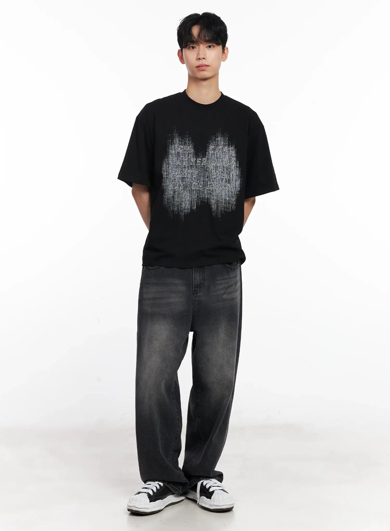 Men's Graphic Relaxed-Fit Tee IU526