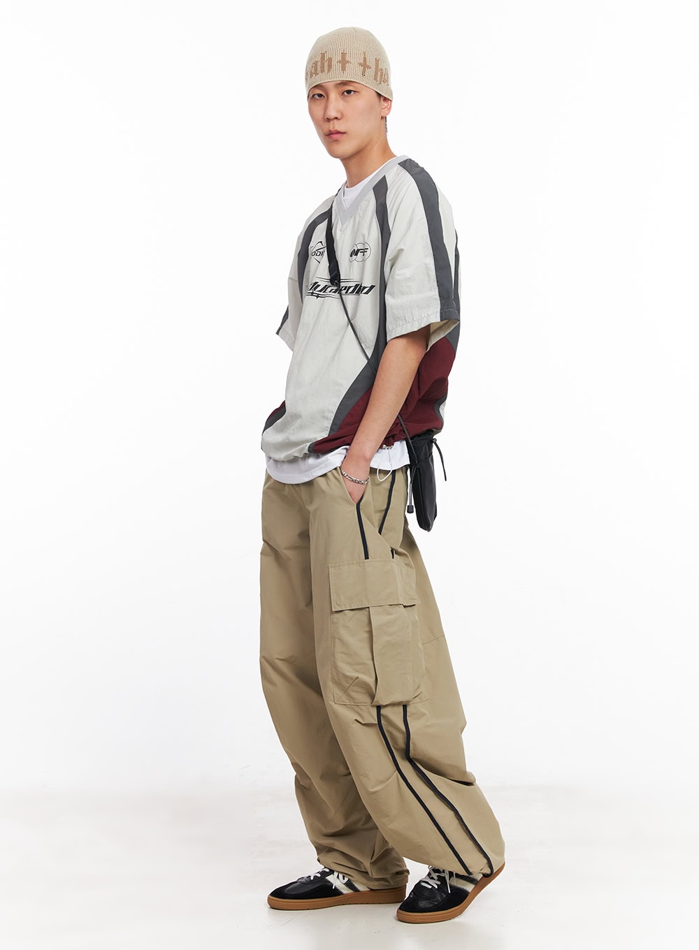 Men's Nylon Graphic V-Neck T-Shirt IU512