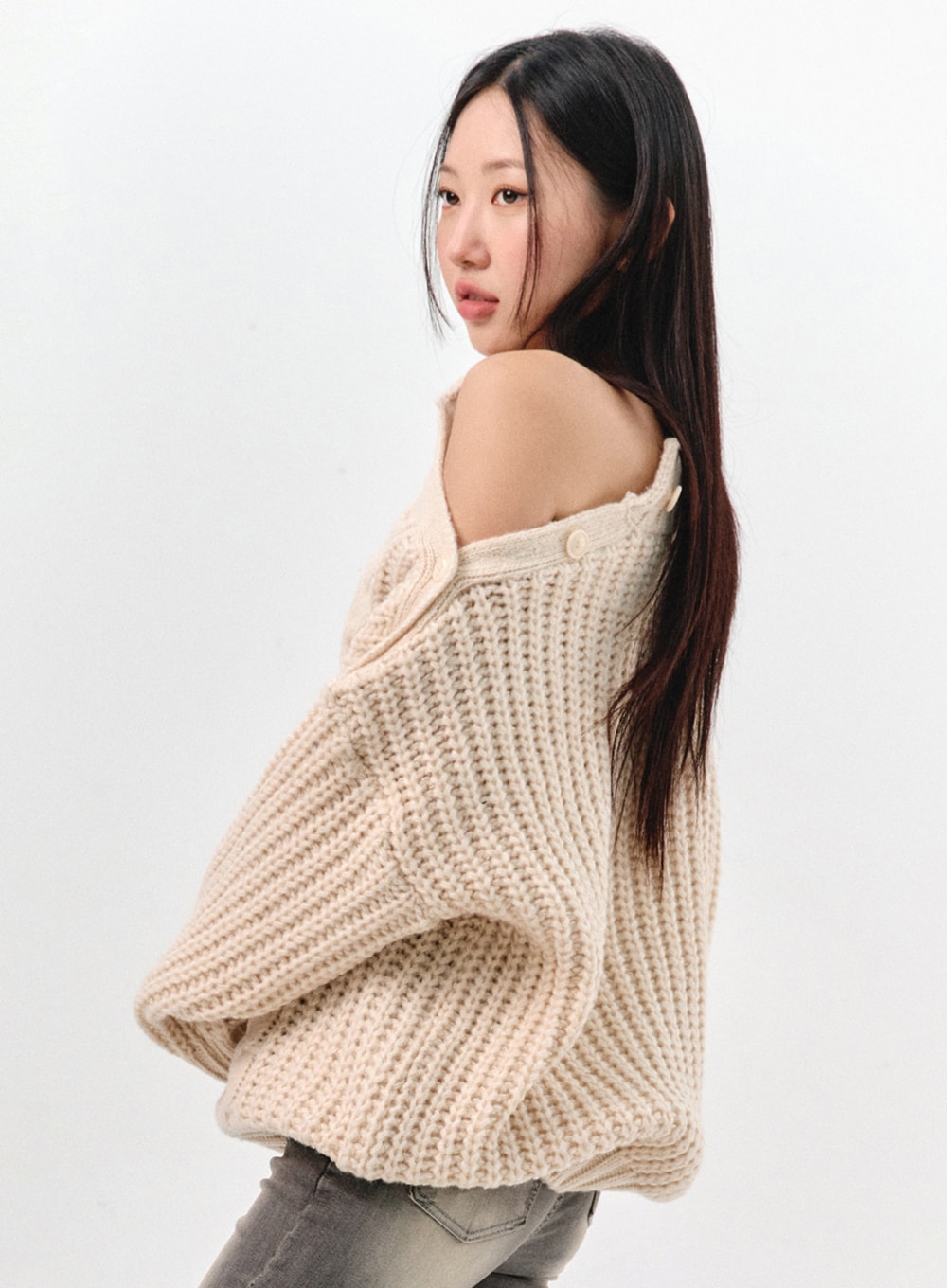 Cable Knit Buttoned Sweater IS301