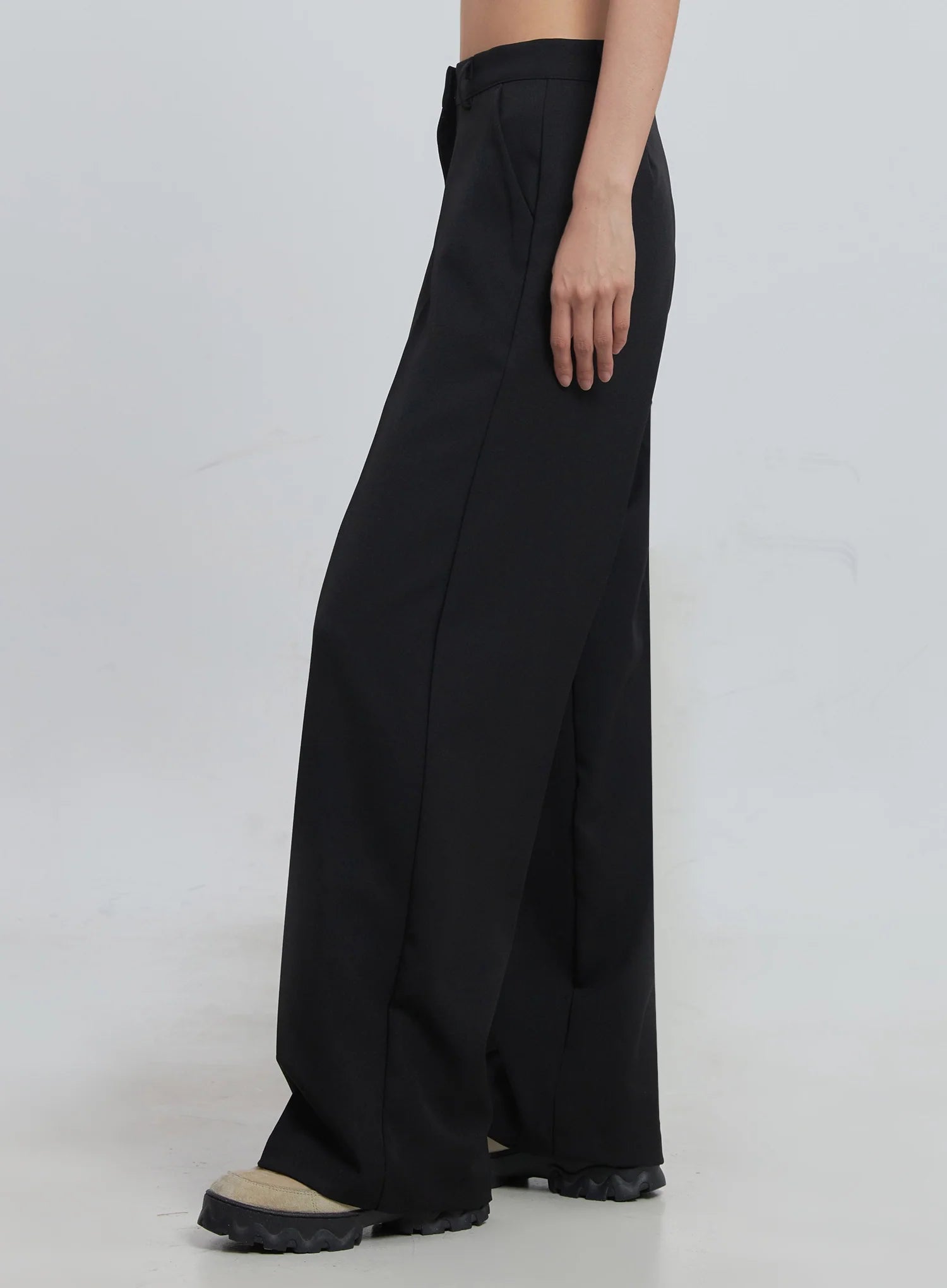 Classic Wide-Fit Slacks (Black) IU512