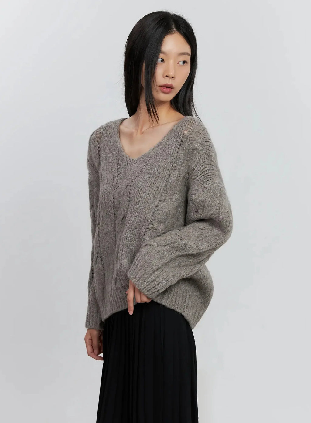 Cable-Knit V-Neck Sweater IS516