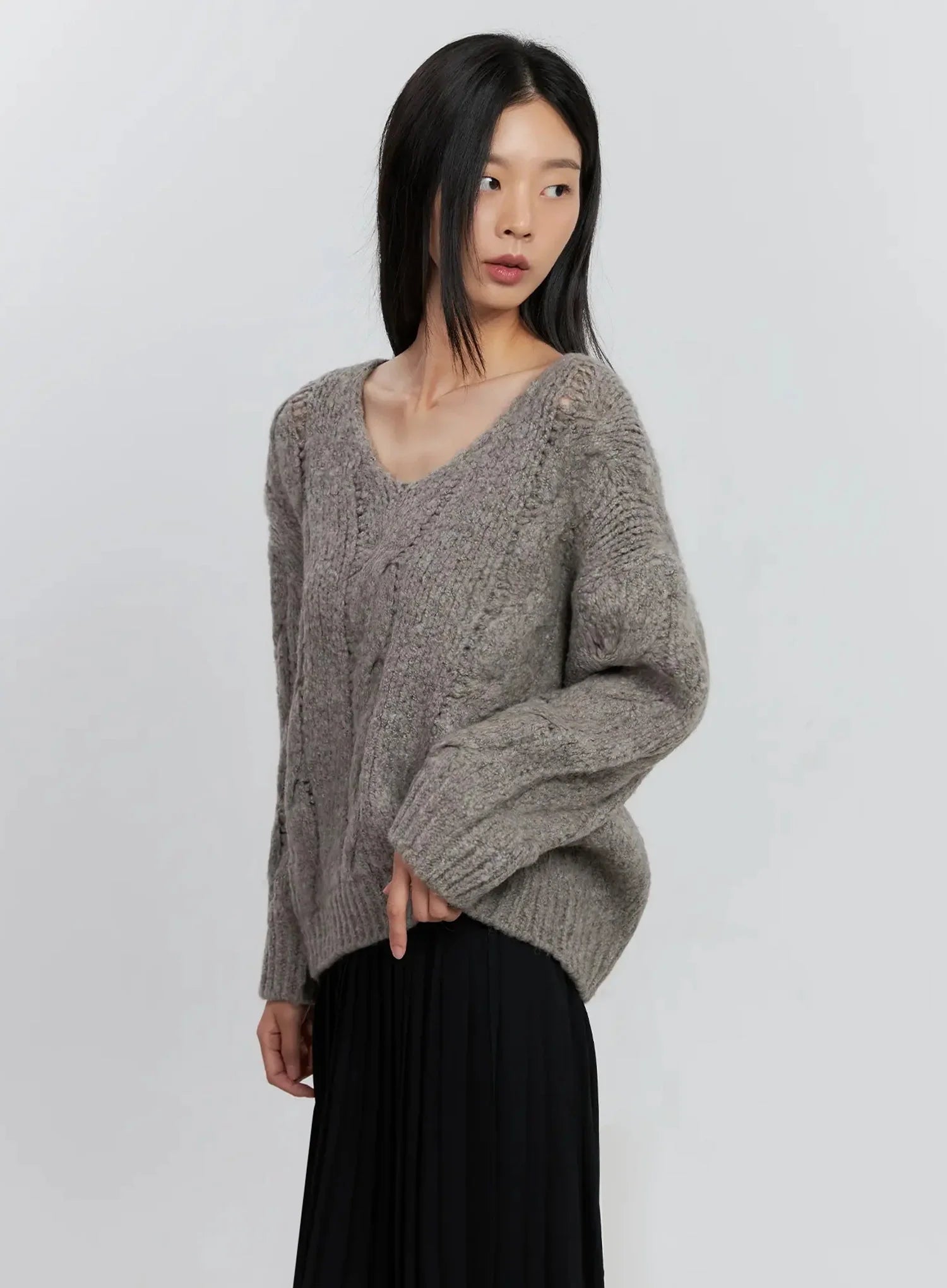 Cable-Knit V-Neck Sweater IS516