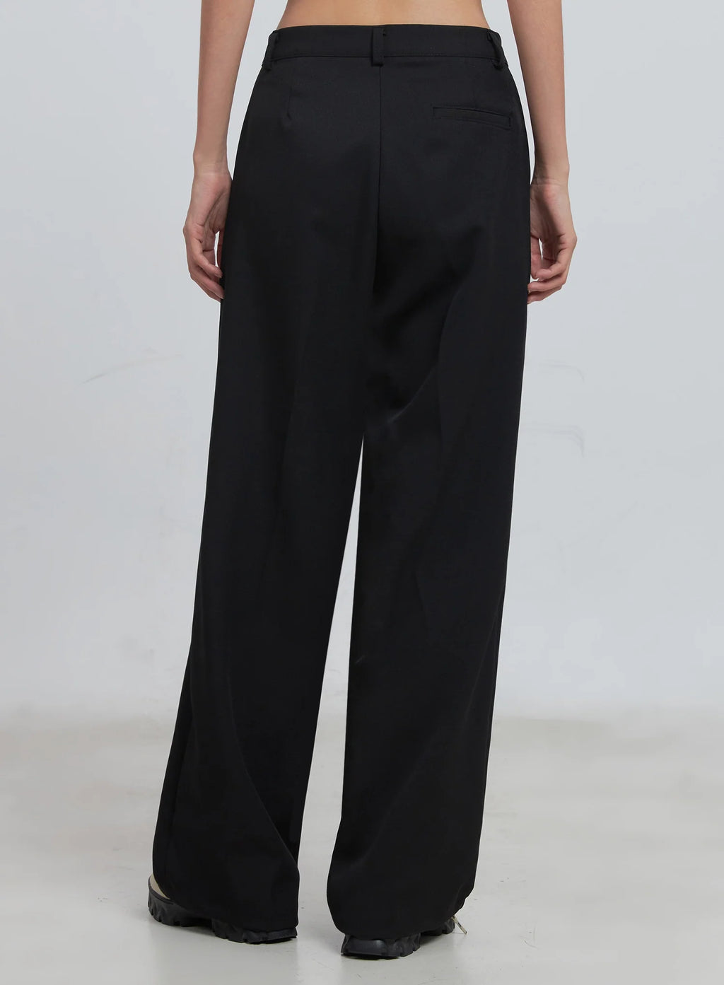 Classic Wide-Fit Slacks (Black) IU512