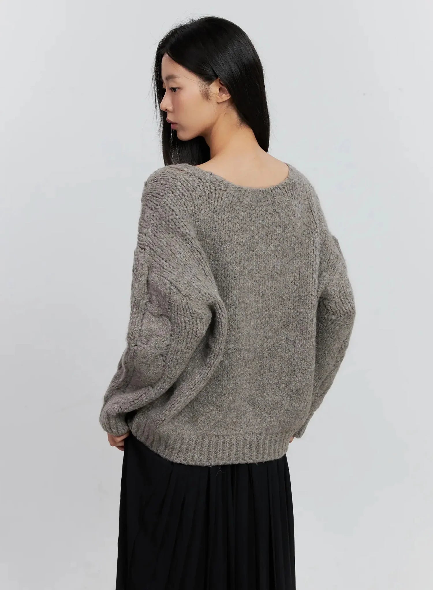 Cable-Knit V-Neck Sweater IS516