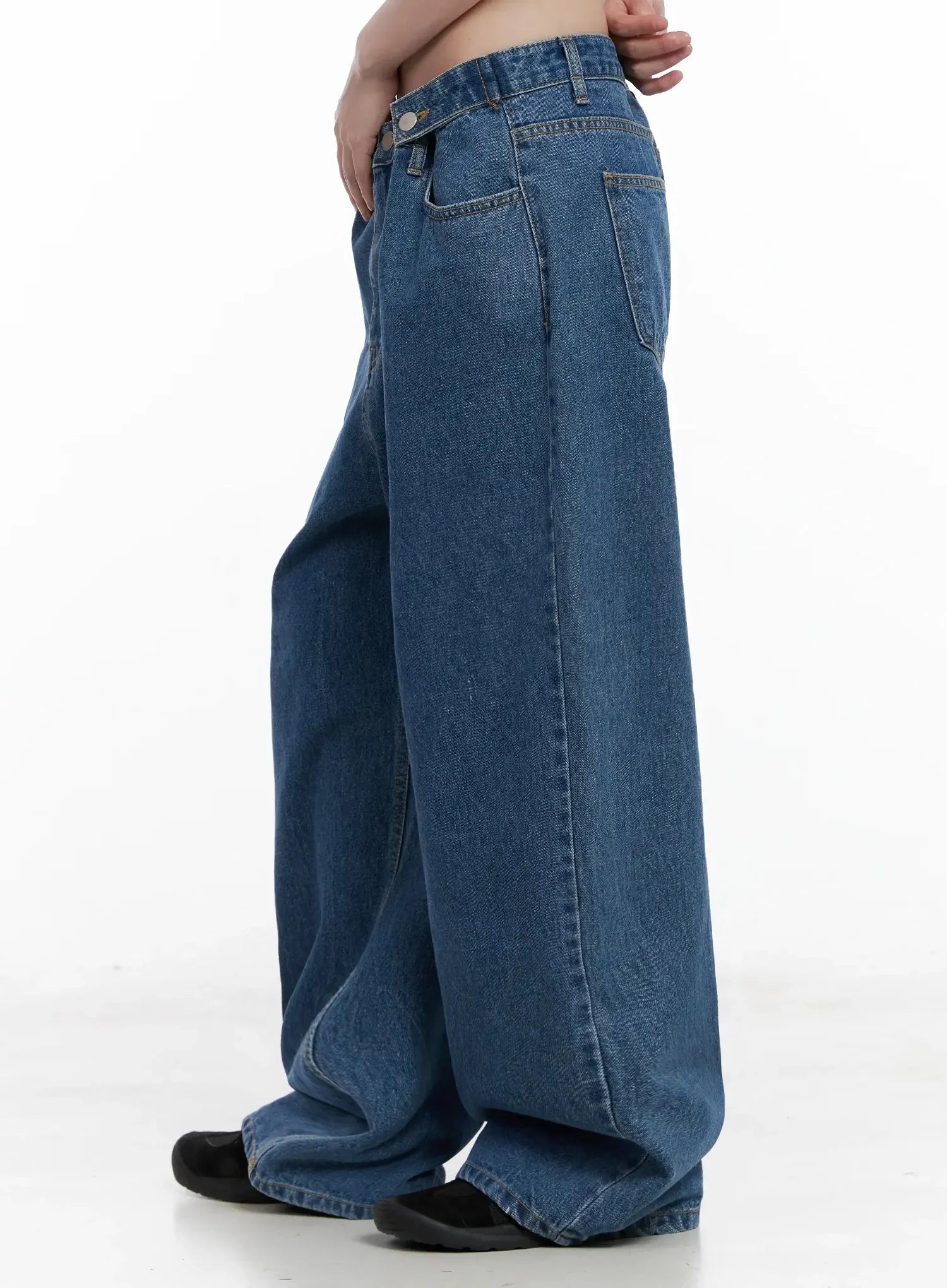 Pharita Loose-Fit Jeans IL528