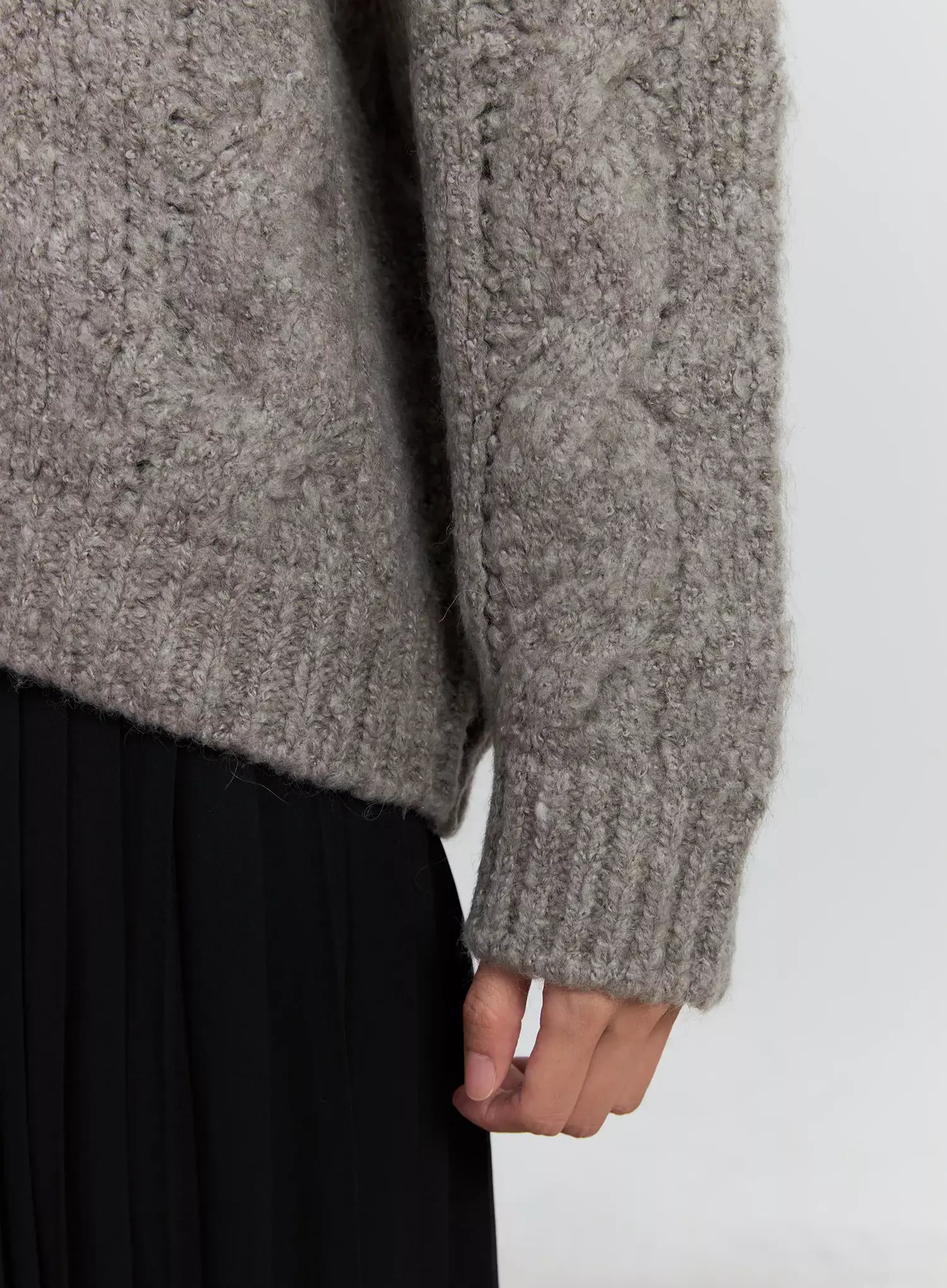 Cable-Knit V-Neck Sweater IS516