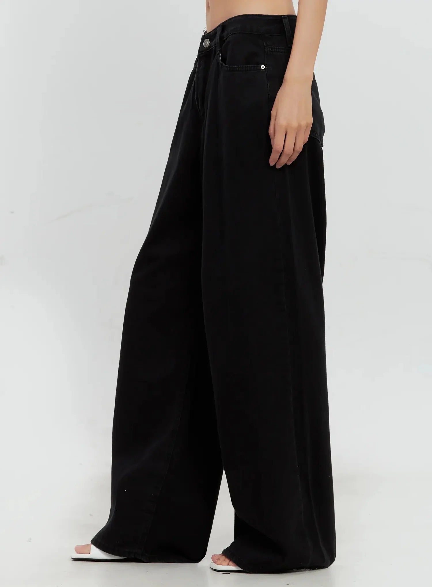 Jieun Black Wide-Leg Jeans IL528