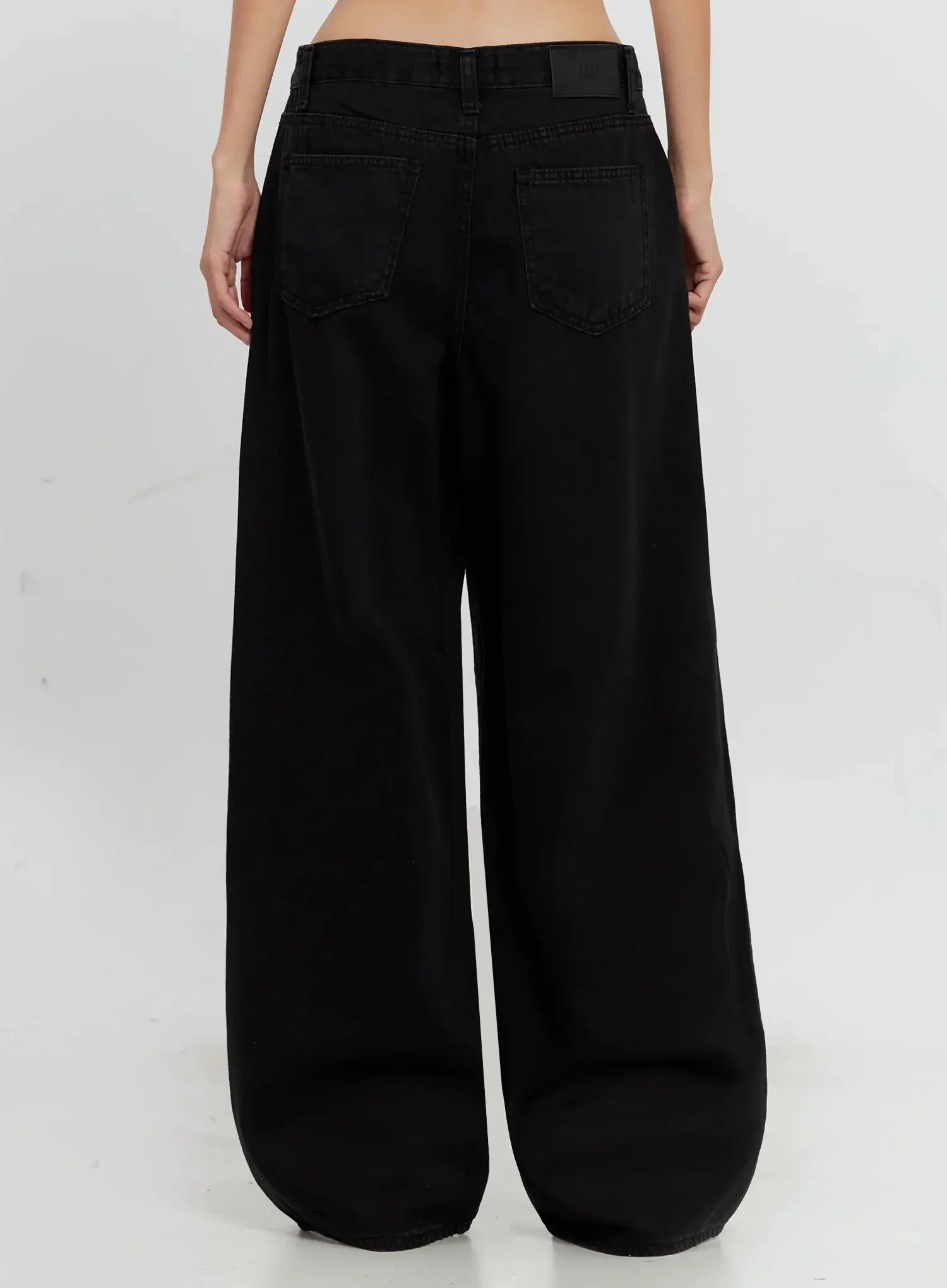 Jieun Black Wide-Leg Jeans IL528