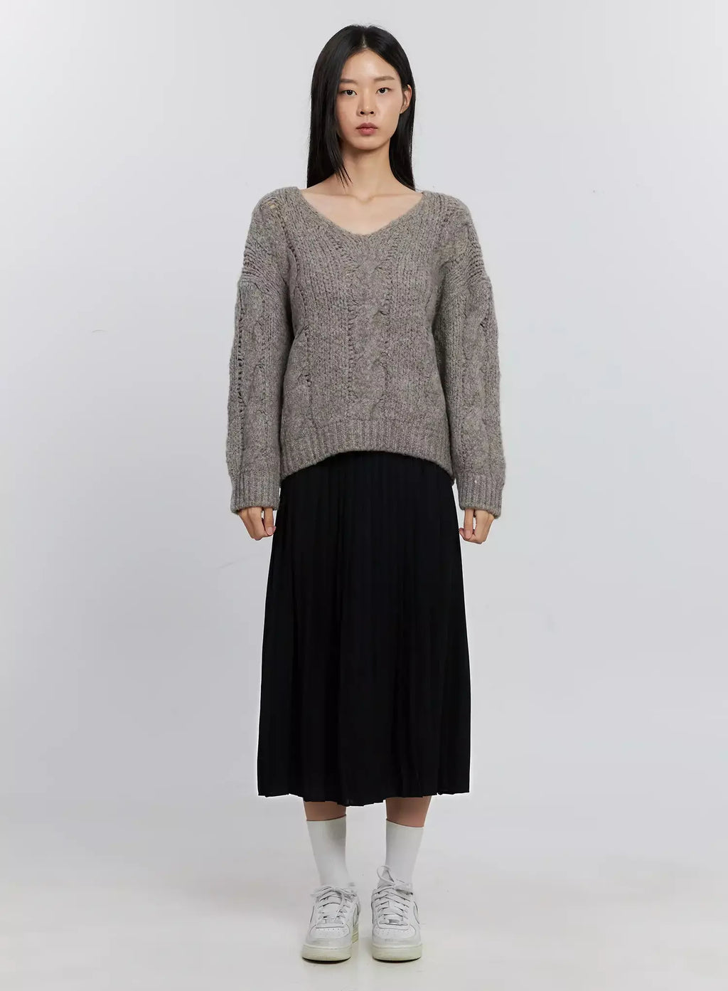 Cable-Knit V-Neck Sweater IS516