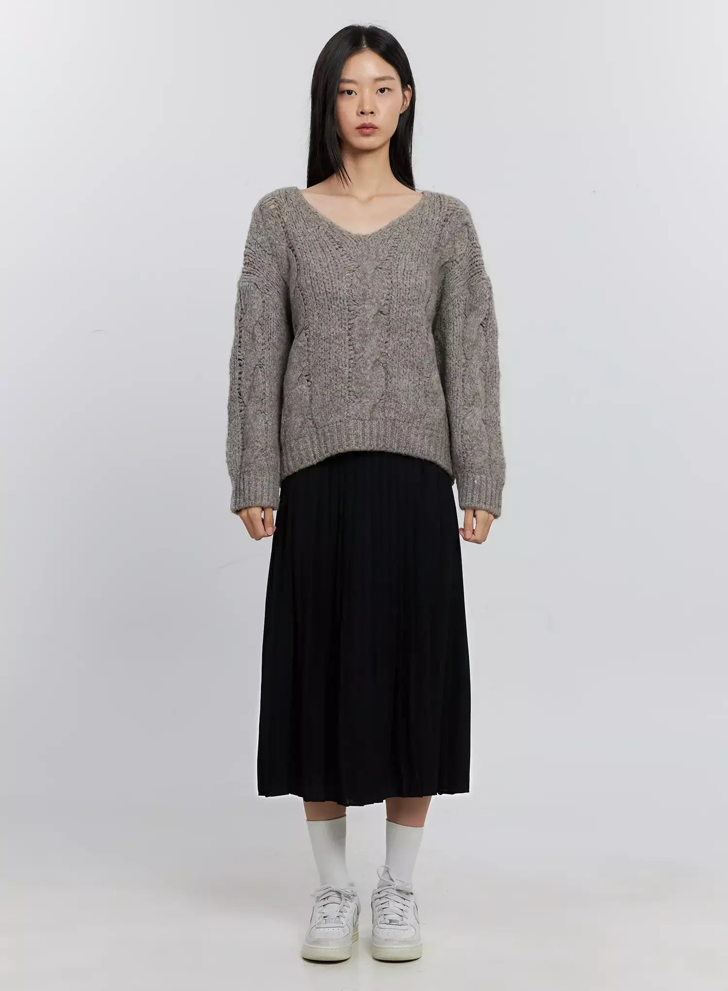 Cable-Knit V-Neck Sweater IS516