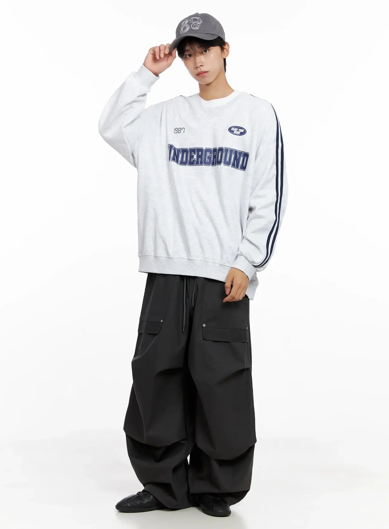 Men's Graphic V-Neck Sweatshirt IO516