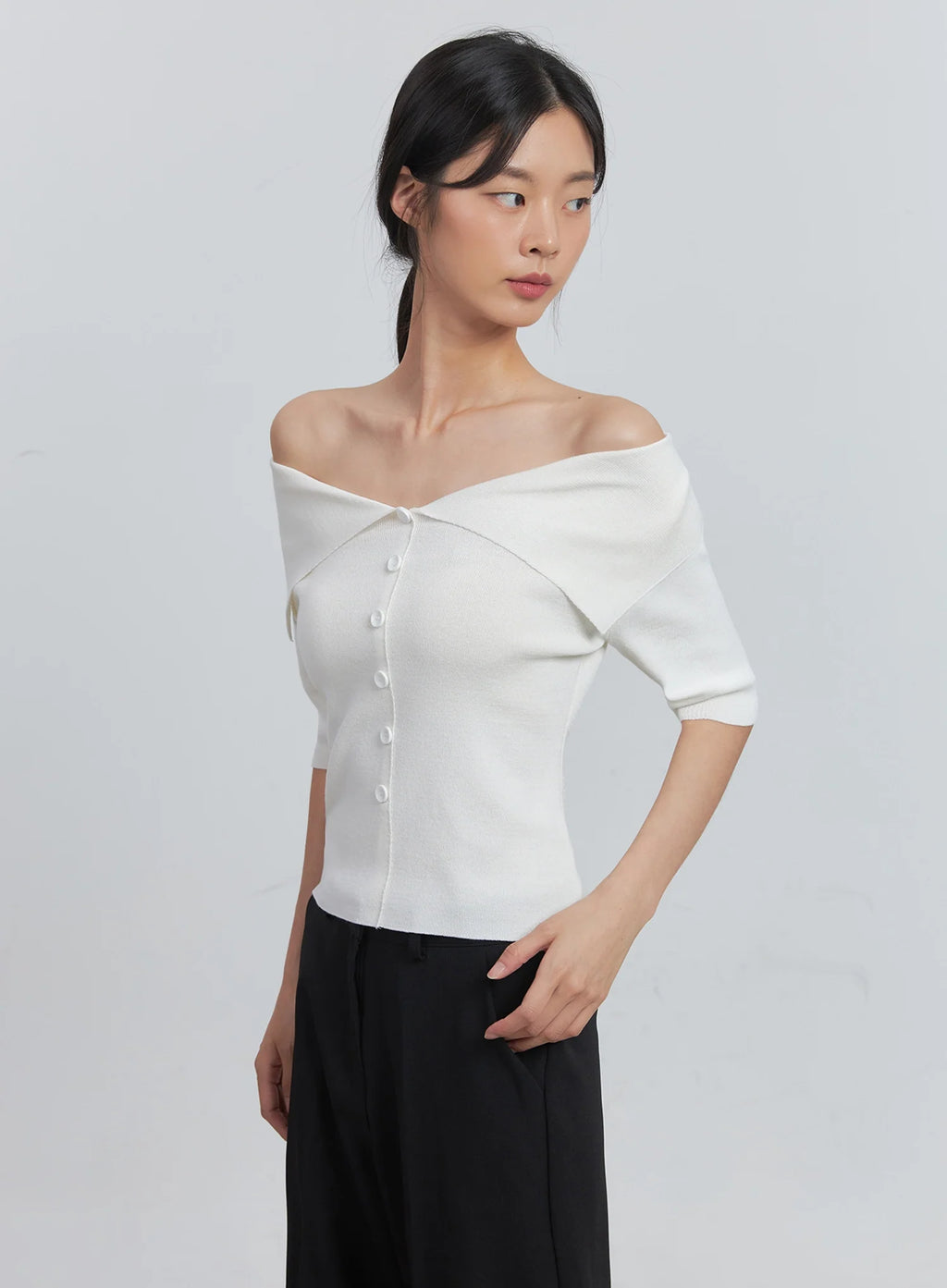 Off-Shoulder Buttoned Tee IU512