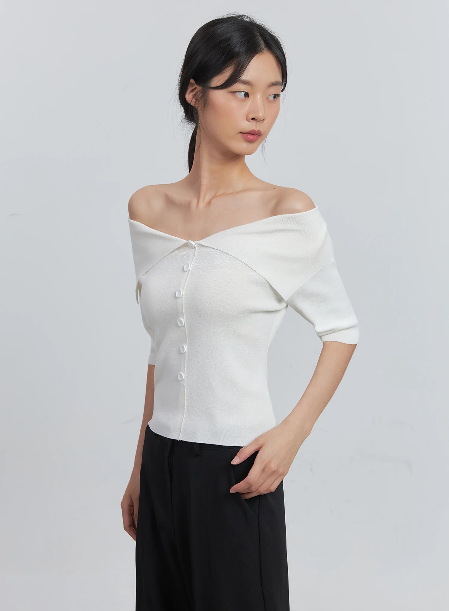 Off-Shoulder Buttoned Tee IU512