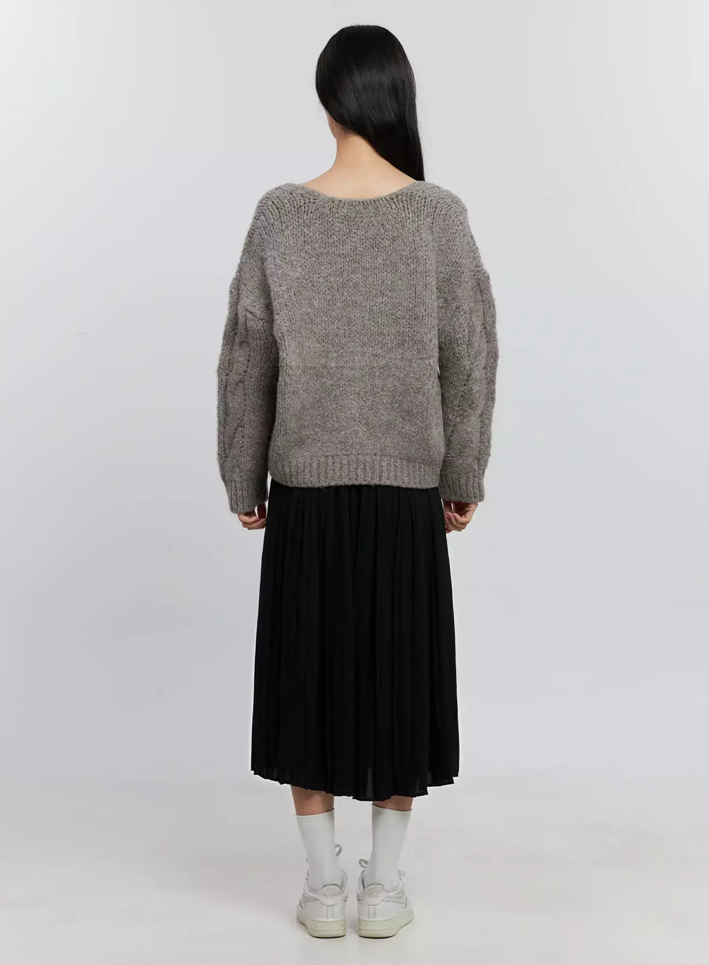 Cable-Knit V-Neck Sweater IS516