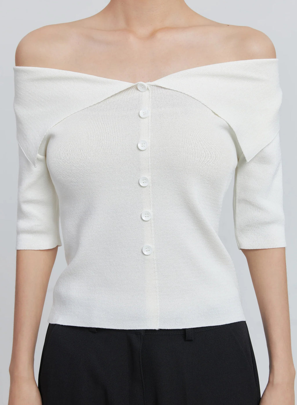 Off-Shoulder Buttoned Tee IU512