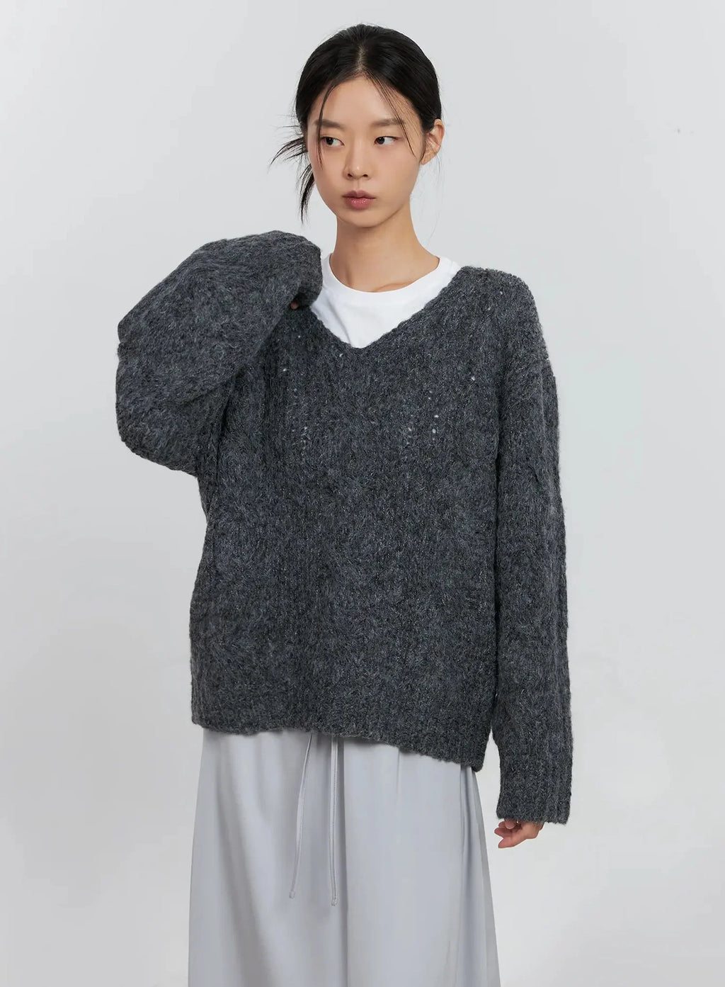 Cable-Knit V-Neck Sweater IS516