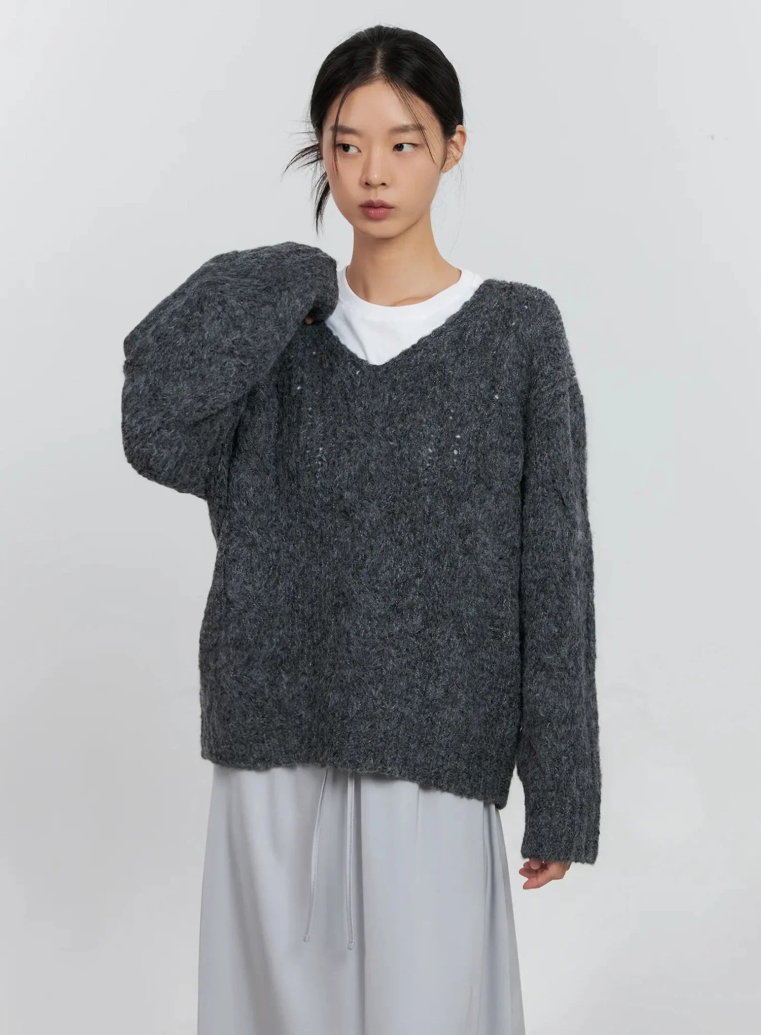 Cable-Knit V-Neck Sweater IS516