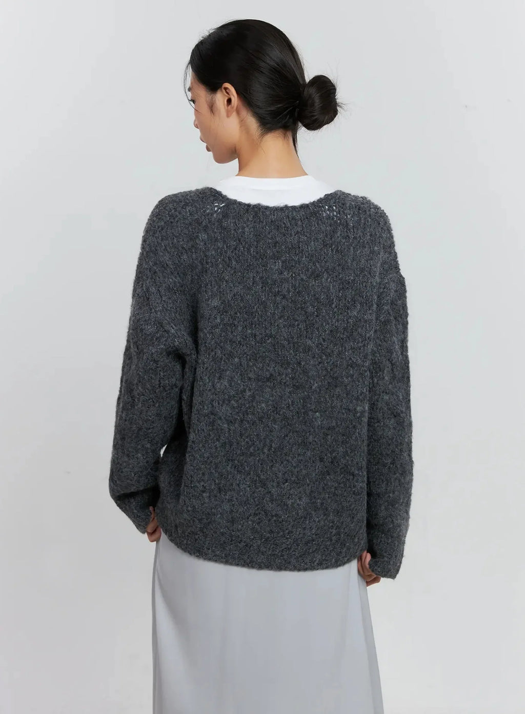 Cable-Knit V-Neck Sweater IS516