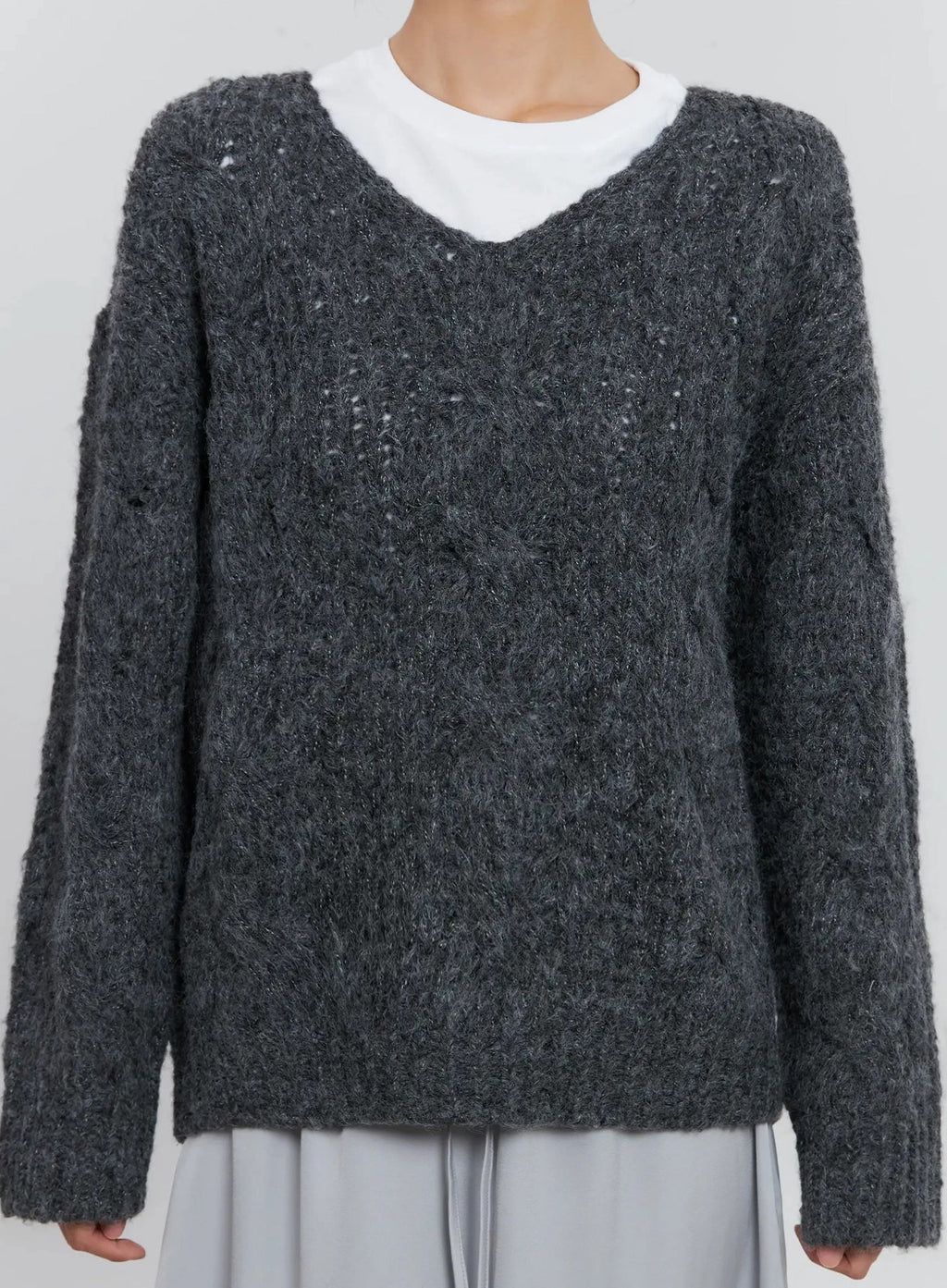 Cable-Knit V-Neck Sweater IS516