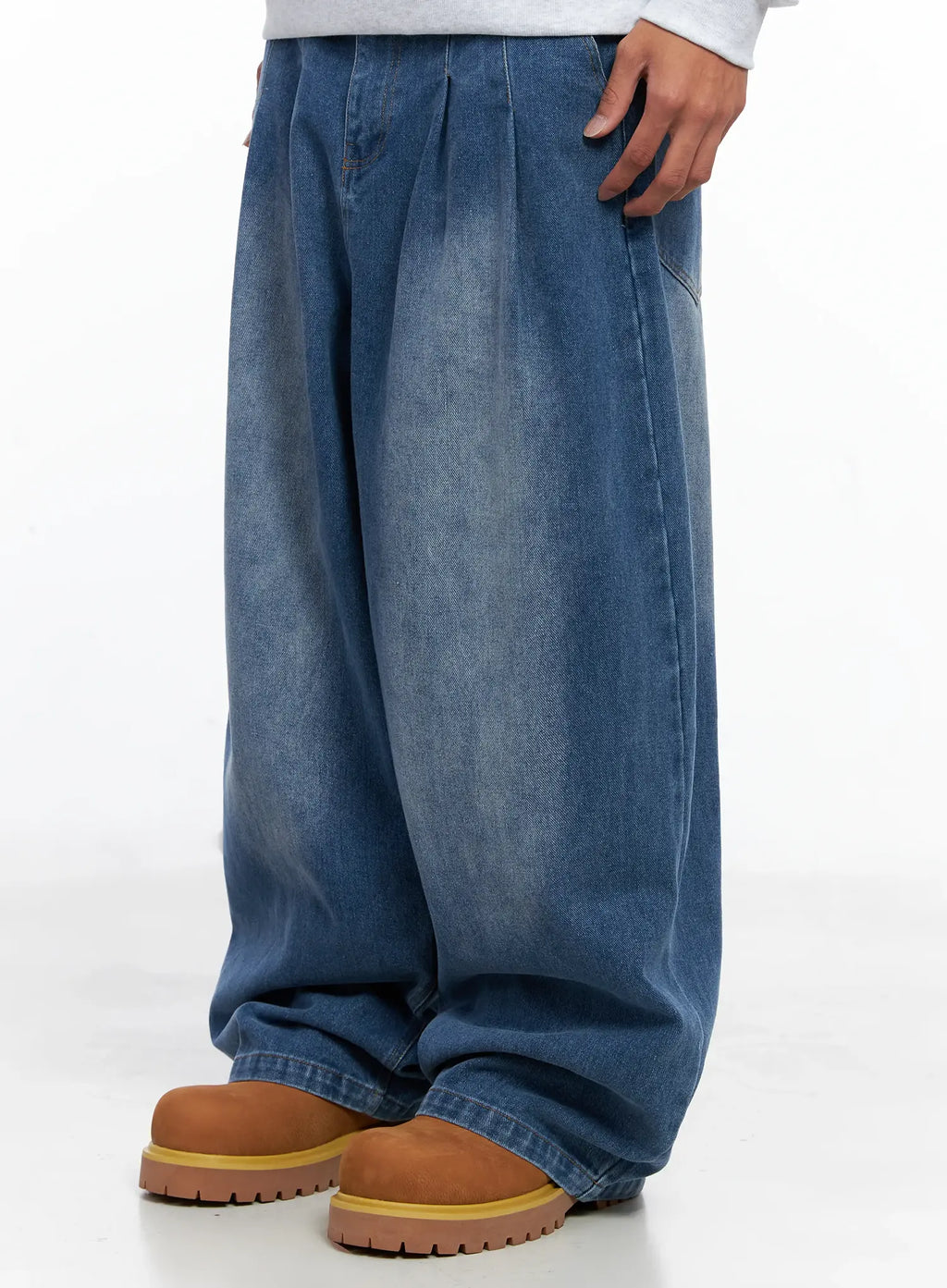 Men's Wide-Leg Two-Tuck Jeans IO502
