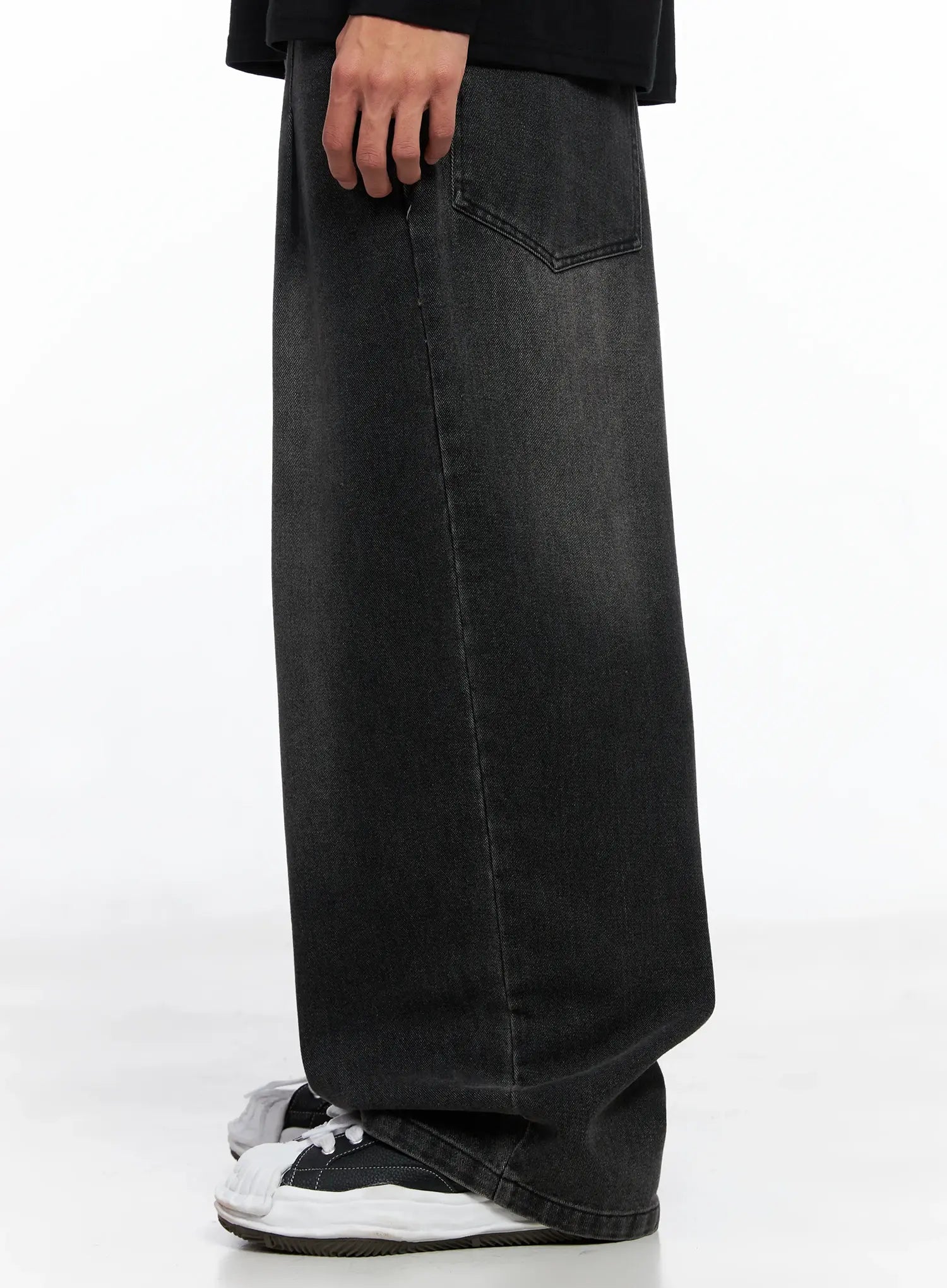 Men's Wide-Leg Two-Tuck Denim Jeans IO502