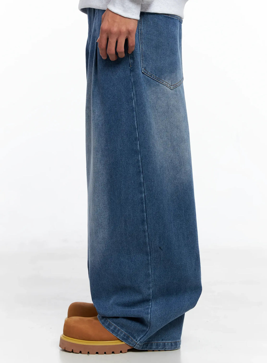 Men's Wide-Leg Two-Tuck Jeans IO502