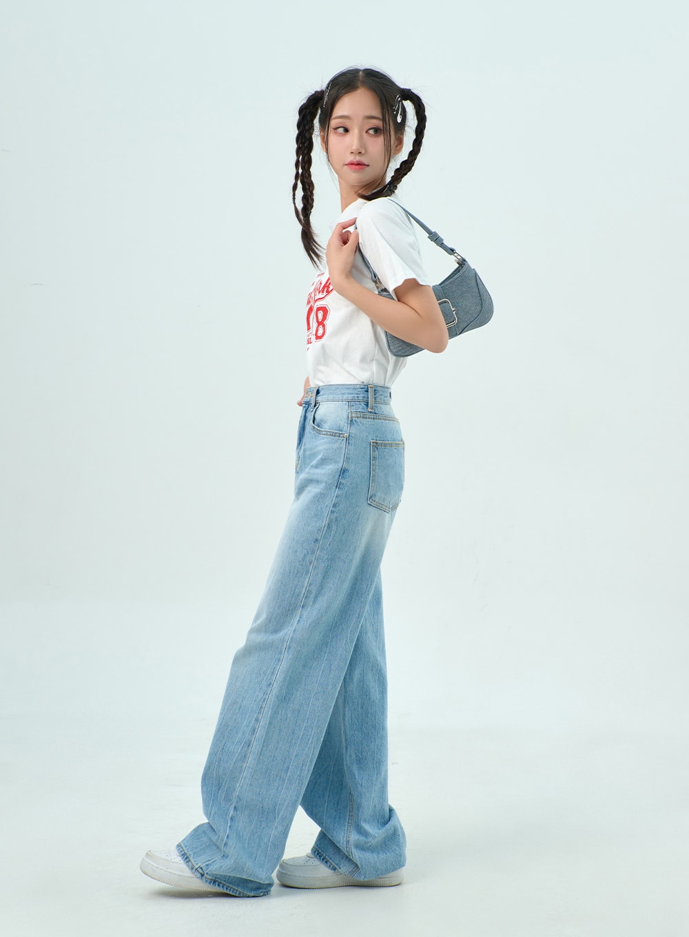 Wide Light Wash Jeans BY322