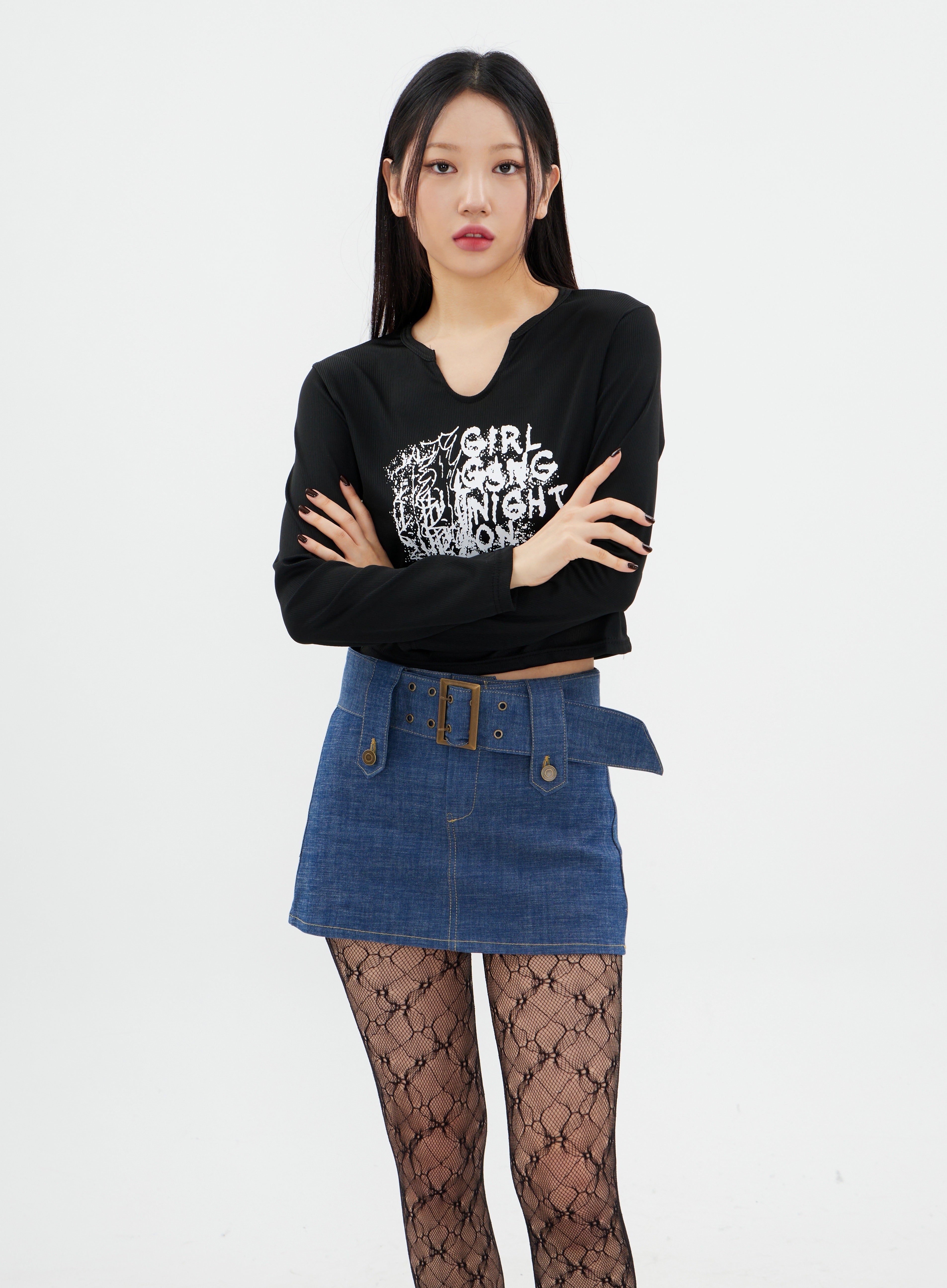 Cropped Long Sleeve T Shirt with Graphic Print K2302