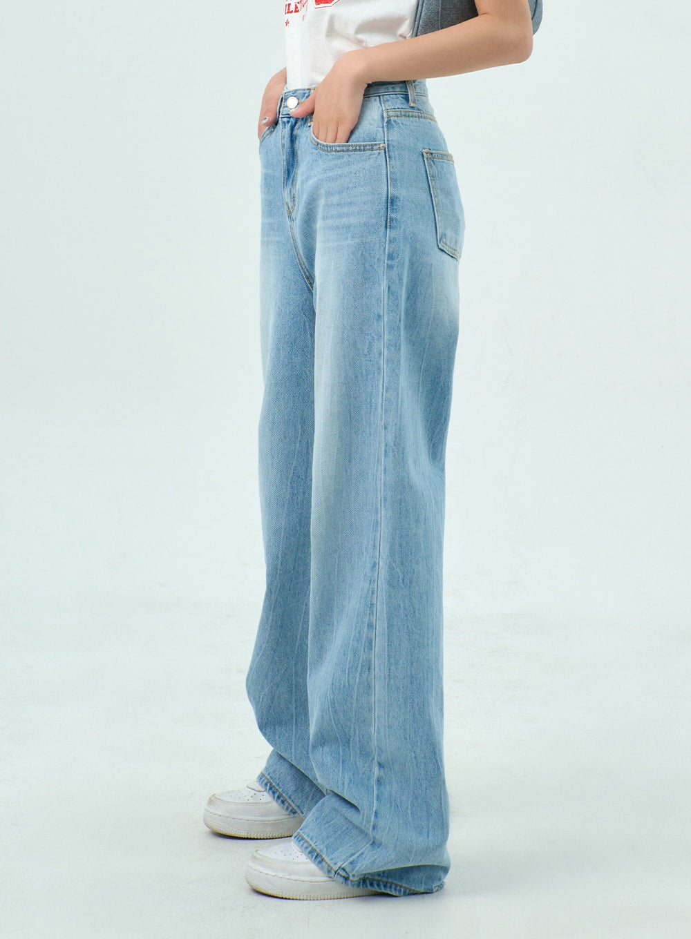 Wide Light Wash Jeans BY322