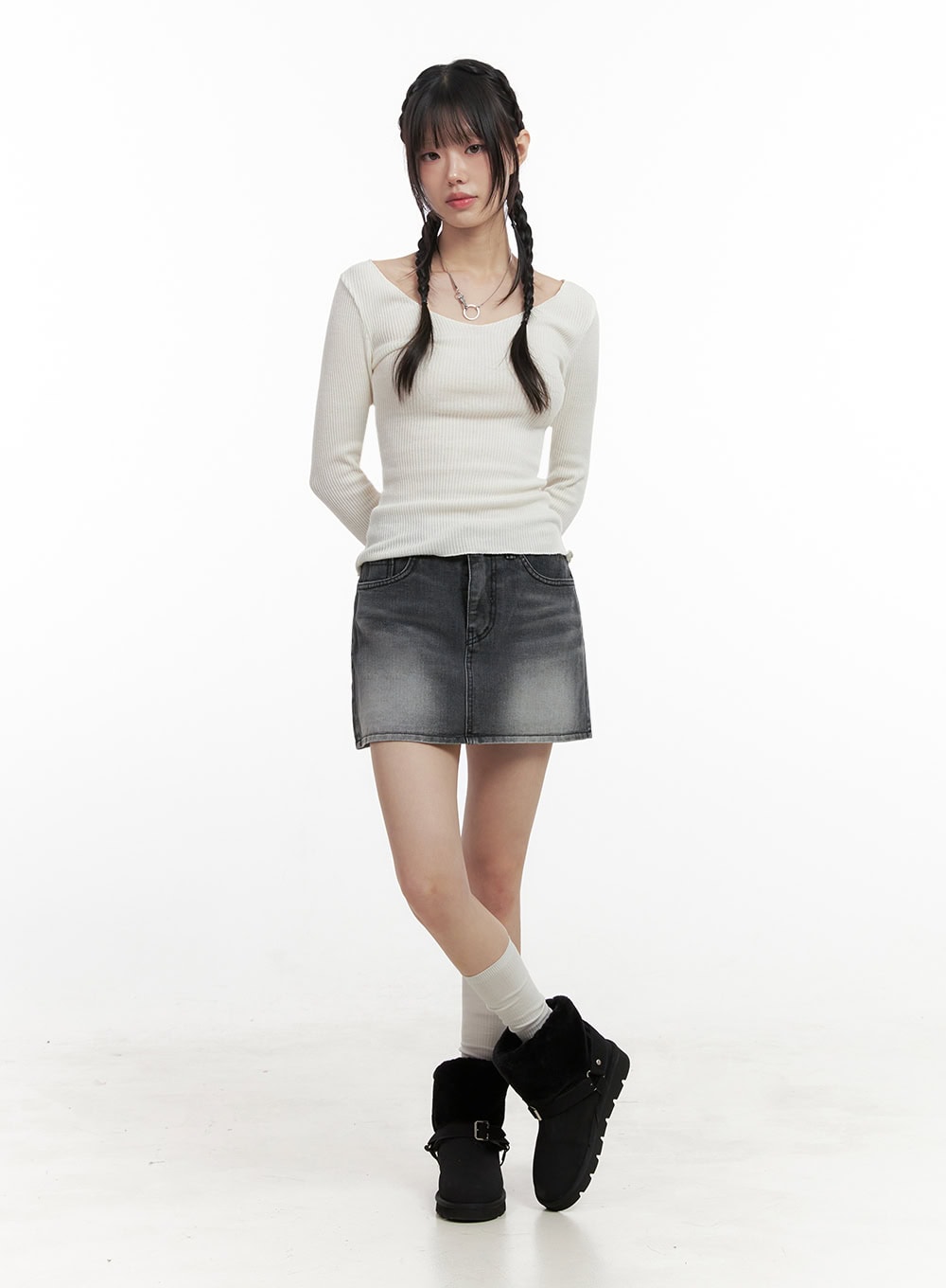 Slim-Fit V-Neck Long Sleeve Top IN427