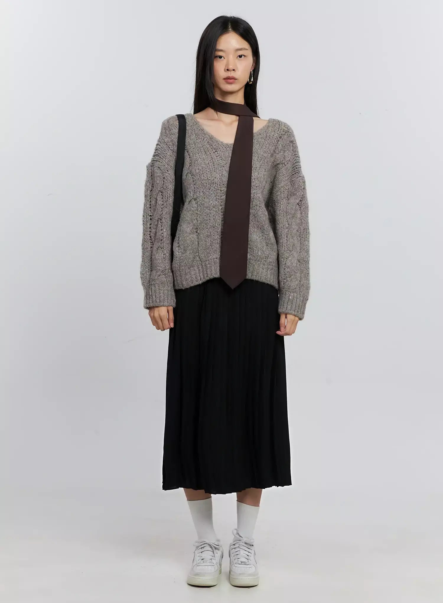 Cable-Knit V-Neck Sweater IS516