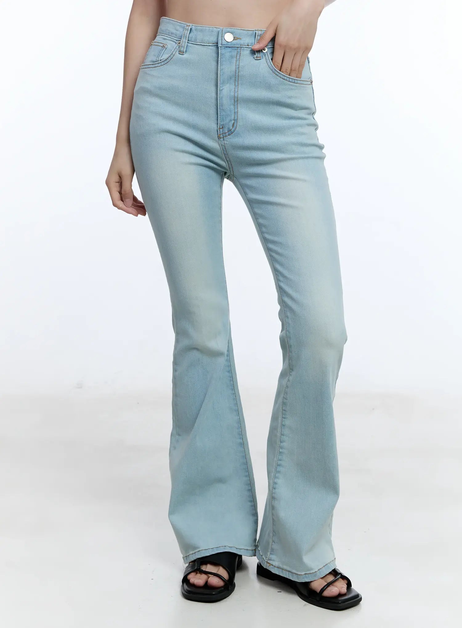 Jimin Light-Wash Flared Jeans CU513