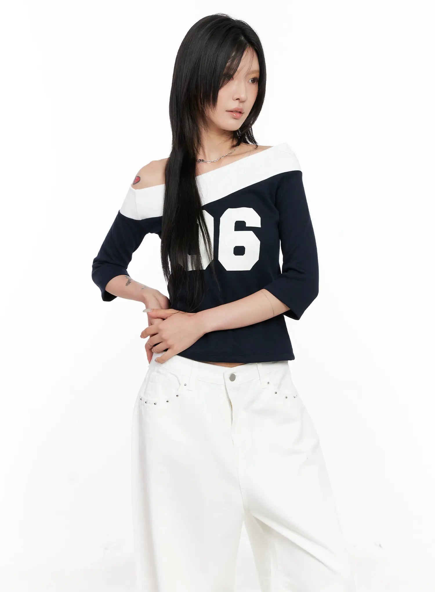 Contrast Number Off-Shoulder Tee CL525