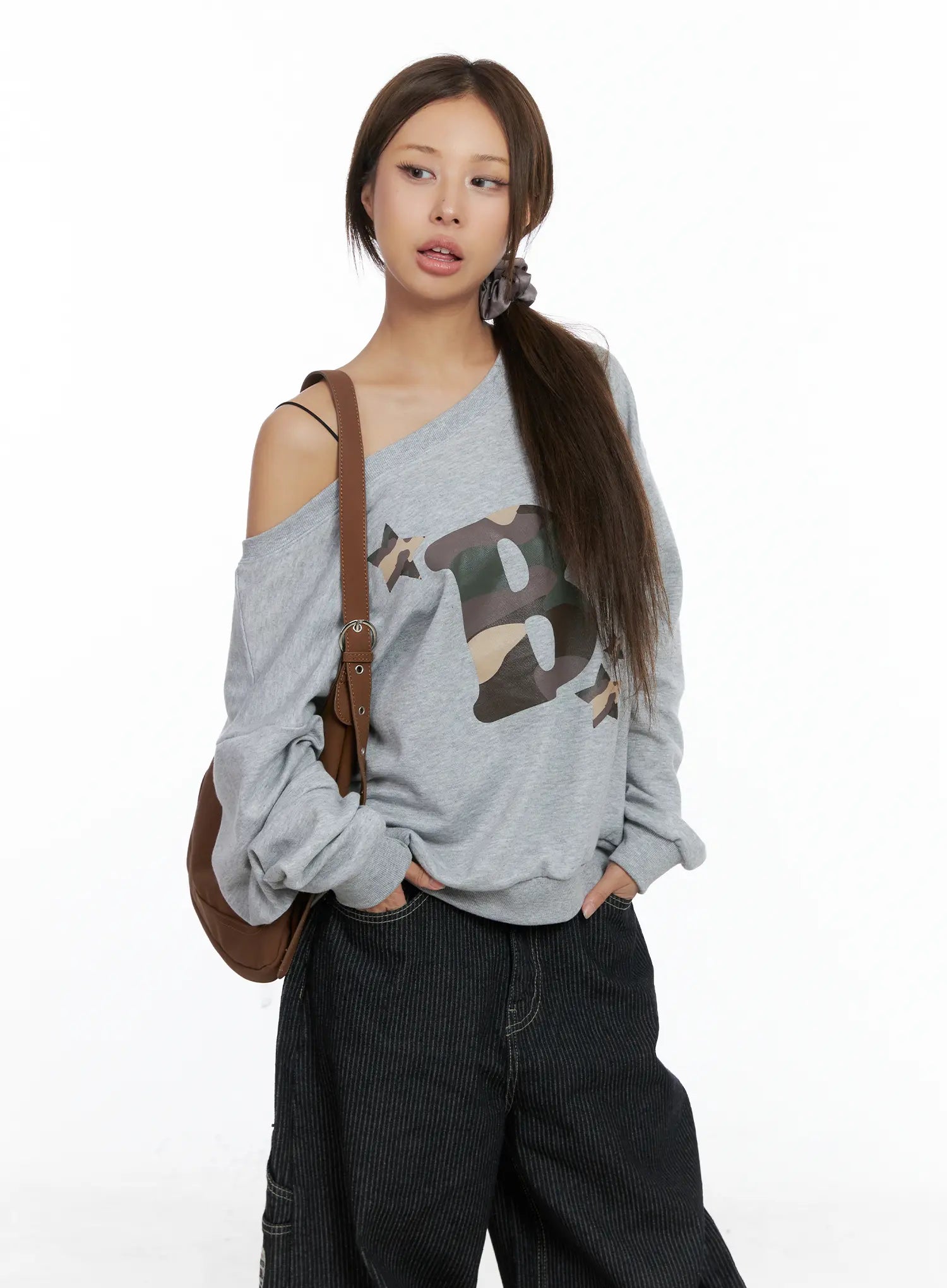 Camo Logo Off-Shoulder Sweatshirt CS505