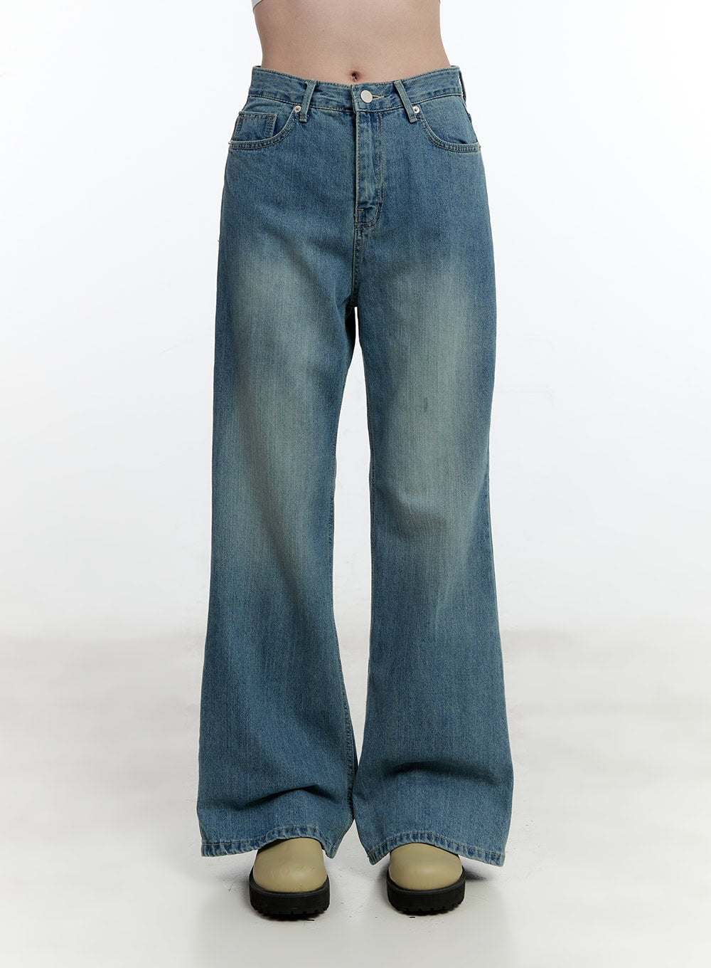 Aleks Relaxed-Fit Flared Jeans CM521