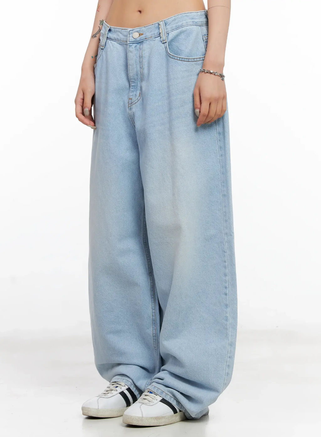 Jiyoon Light Wash Relaxed Jeans CL528