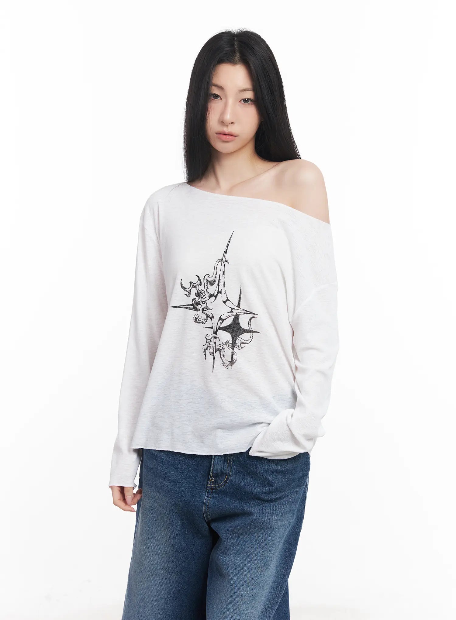 Loose-Fit Long Sleeve Graphic Top CU510