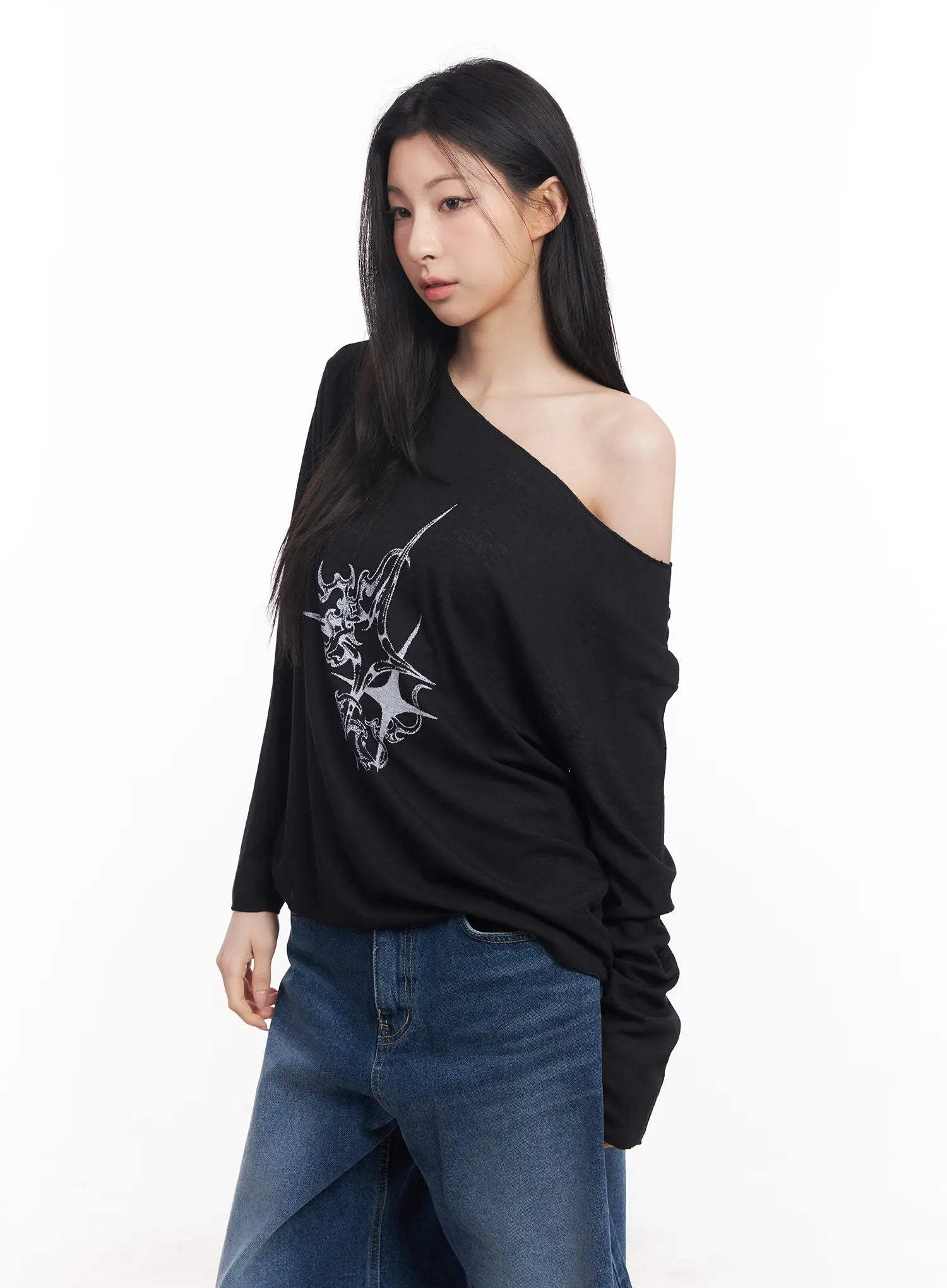 Loose-Fit Long Sleeve Graphic Top CU510