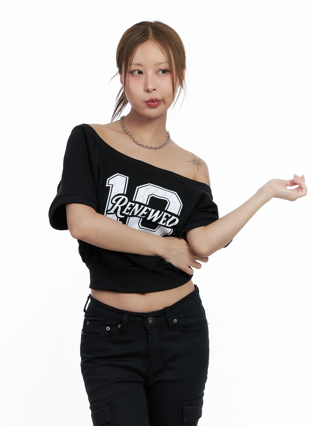Off-Shoulder Graphic Cropped Tee CL511