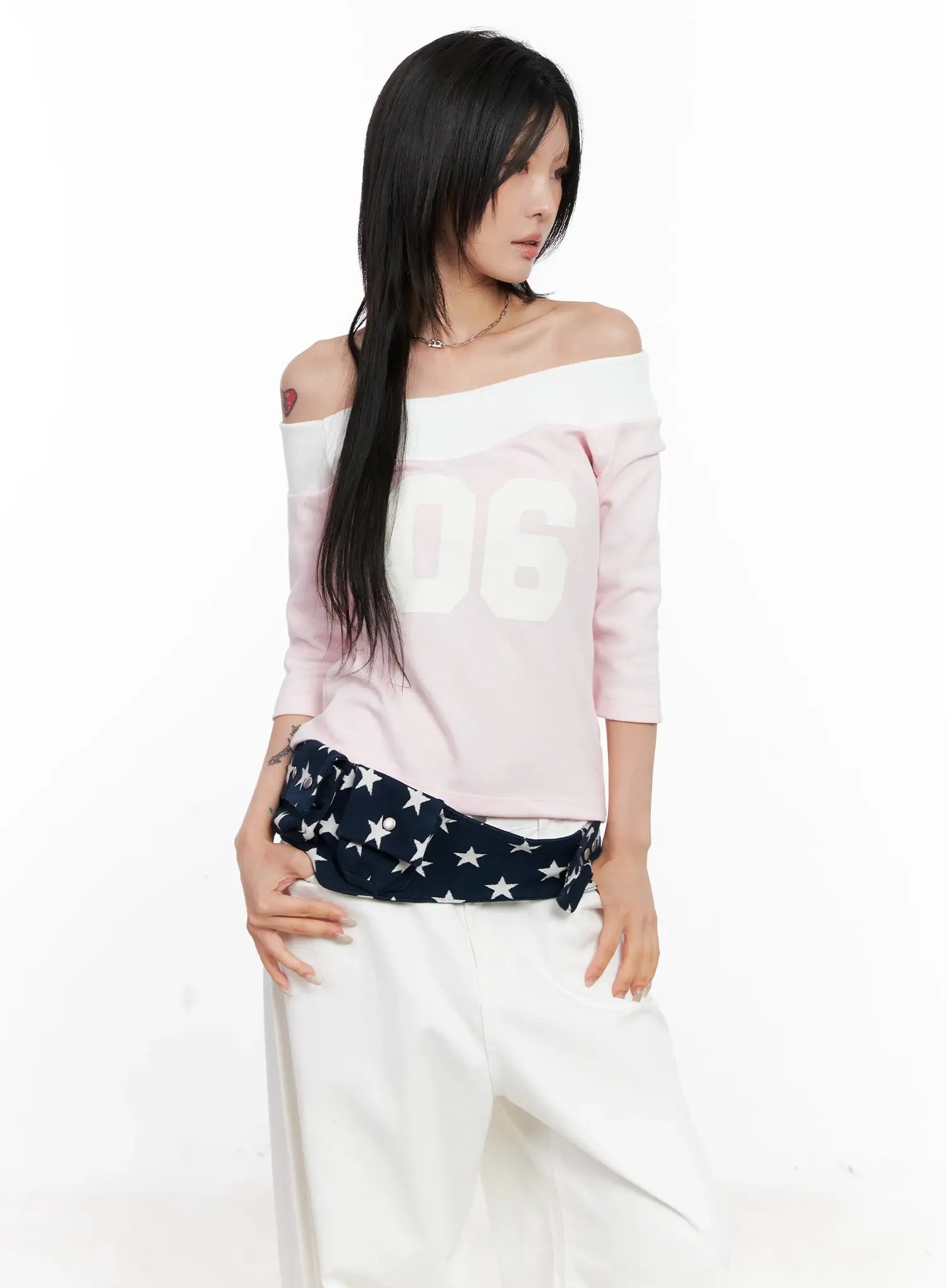 Contrast Number Off-Shoulder Tee CL525