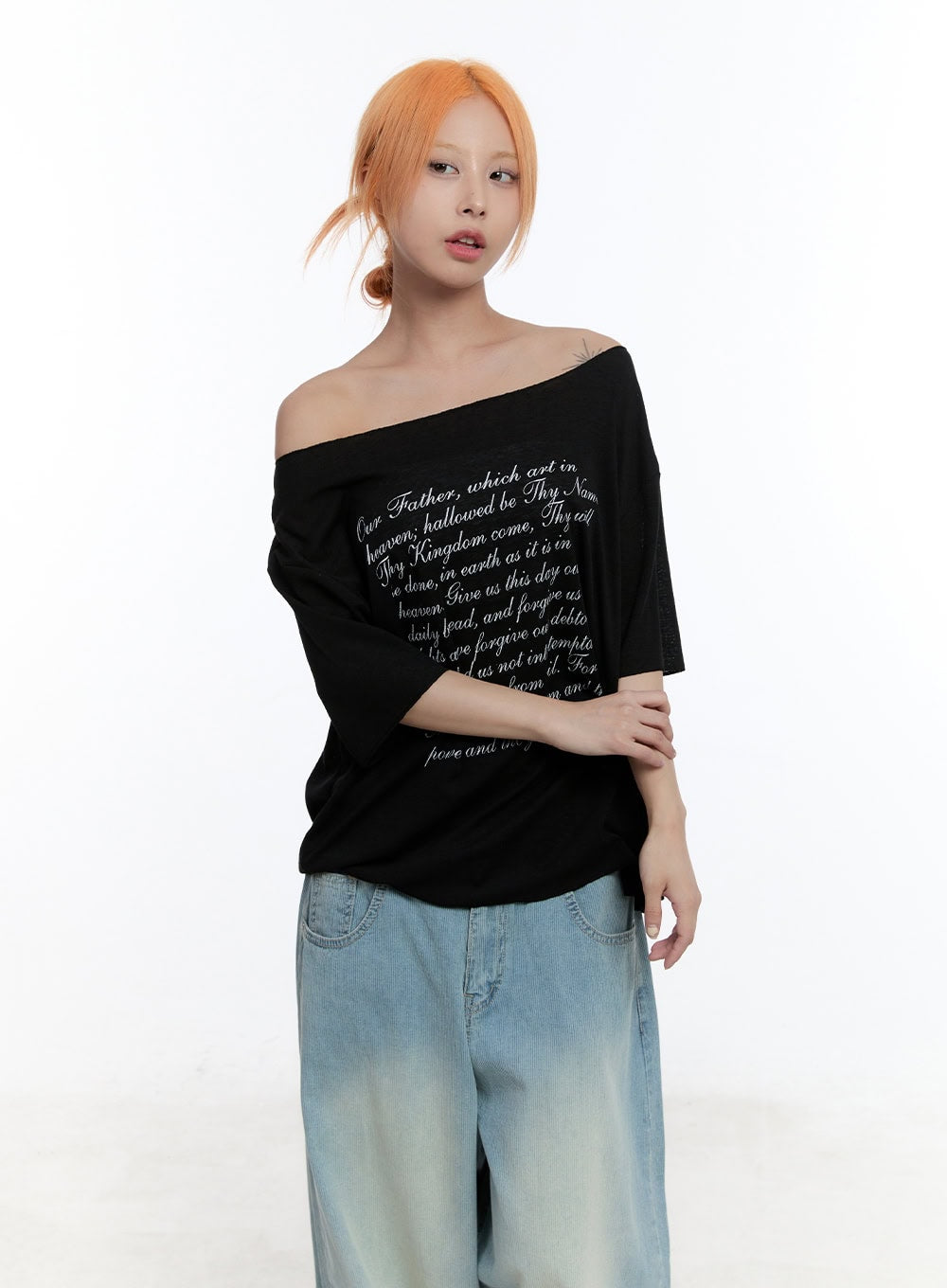 Loose-Fit Graphic Off-Shoulder Tee CU502